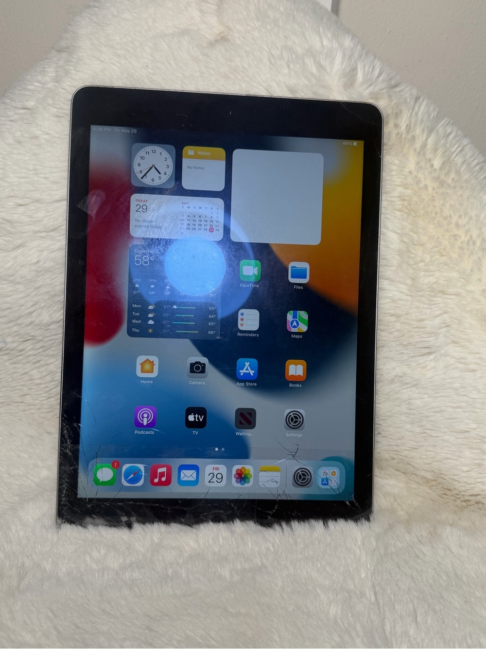 Apple Ipad Air 2 64 gb (cracked screen )